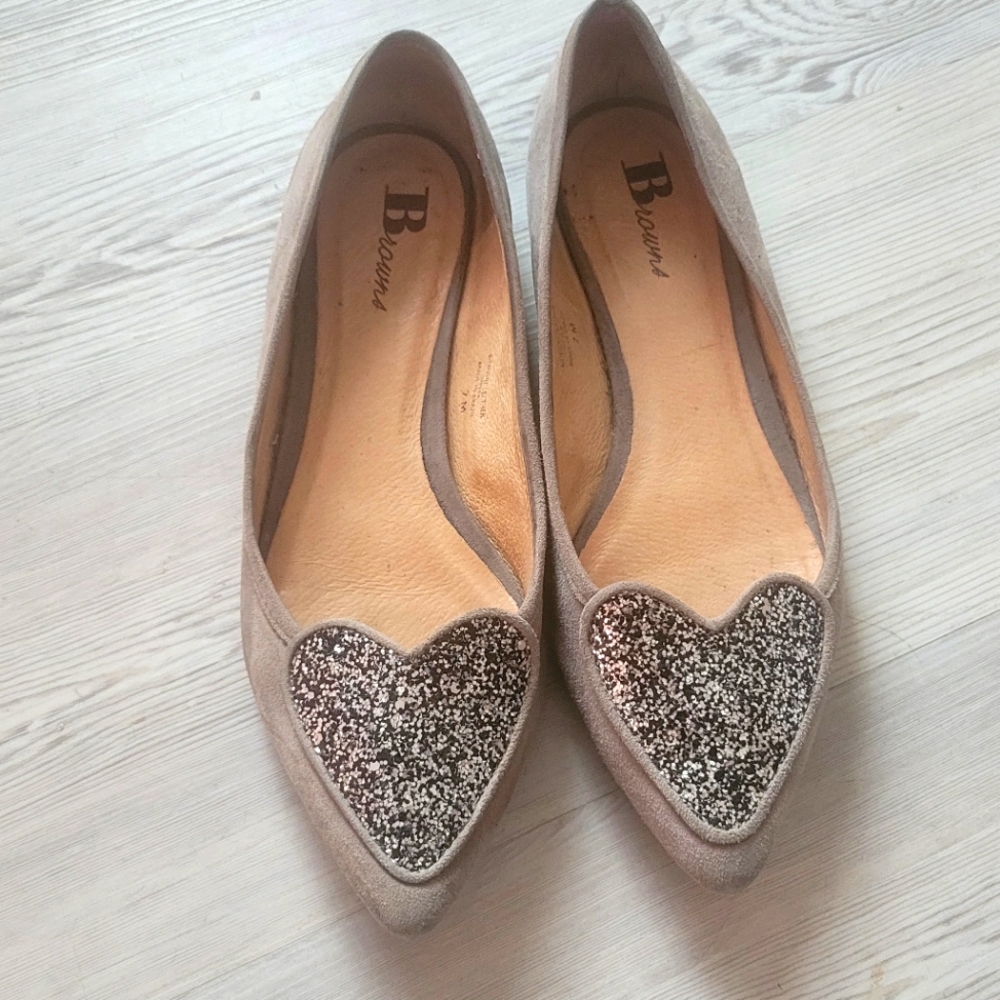 Brown's grey heart flats